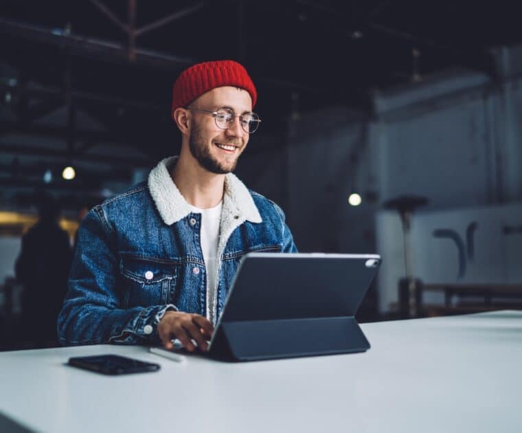 Jonge man achter laptop – Plek platform voor betrokkenheid in uiteenlopende sectoren.